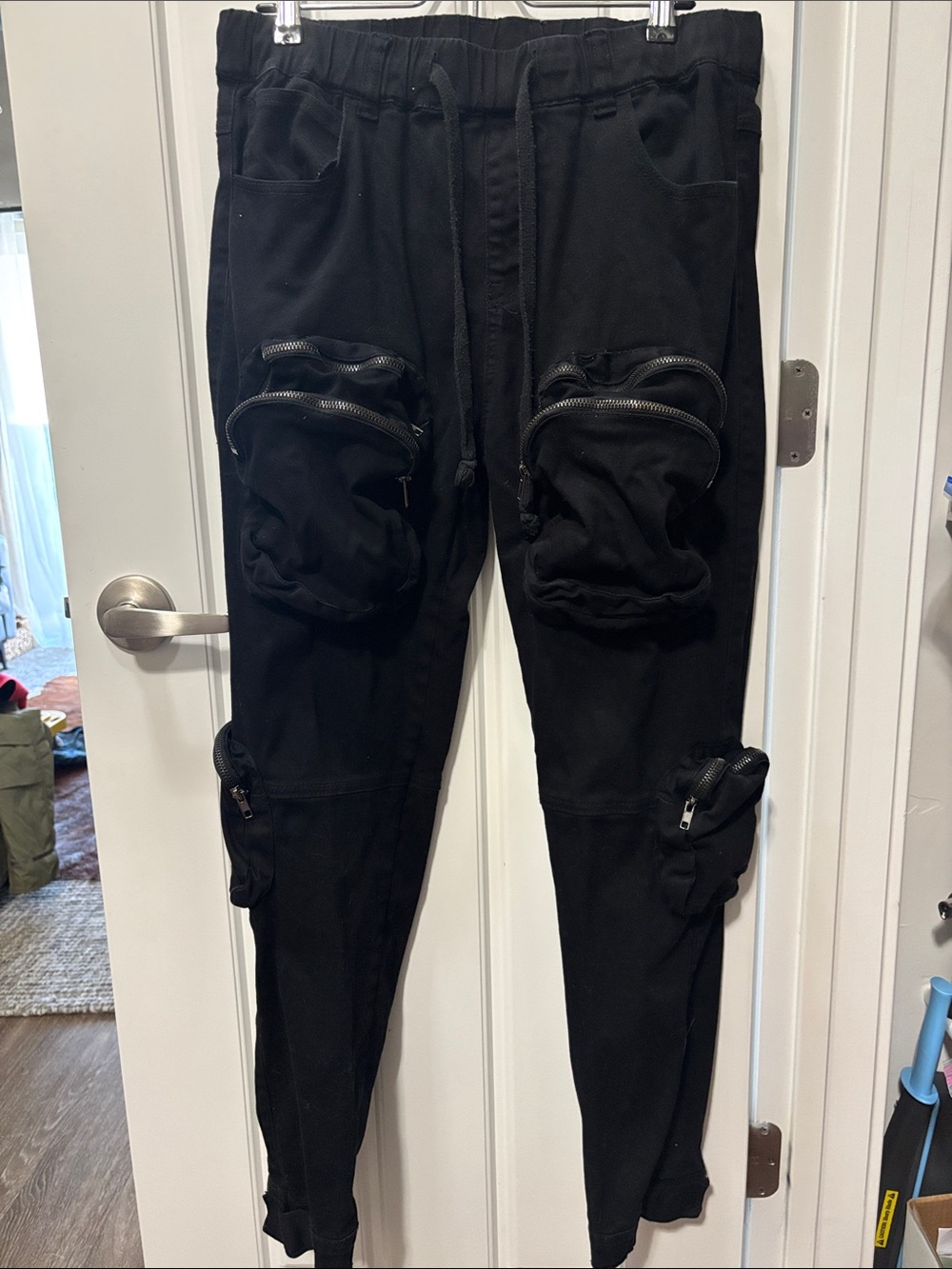 Victorious Men's Black Jogger Cargo Pants with Multiple Zipper Pockets